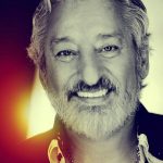 دانلود آهنگ وقتی که من عاشق میشم دنیا برام رنگ دیگس